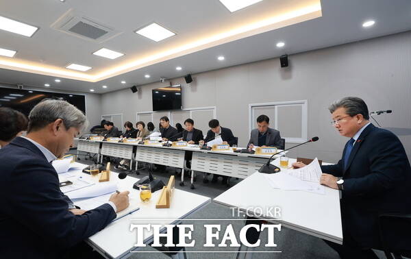 정용래 유성구청장이 30일 오전 2025년 마지막 주간간부회의를 주재하고 있다. /대전 유성구