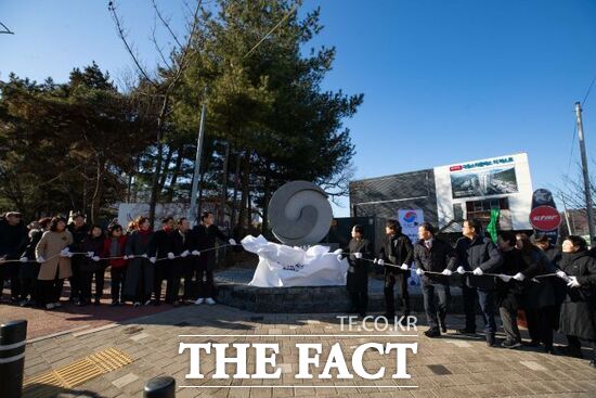 30일 남양주 지역 첫 만세운동 현장이었던 평내동 647-1번지 공원 내에서 열린 평내동 3·1운동 기념비 제막식에 참석한 내외빈들이 가림막을 걷어 내고 있다. /남양주시