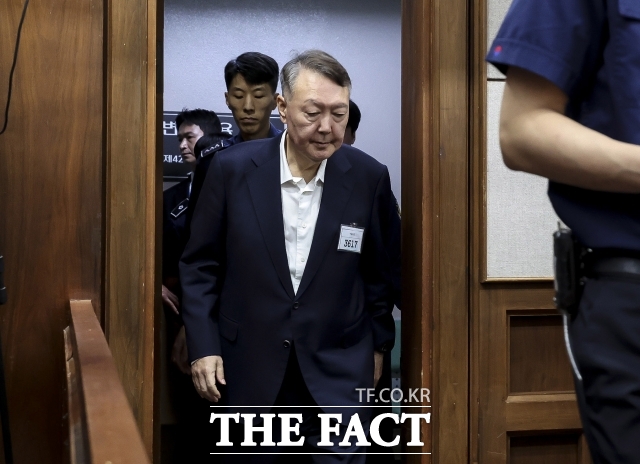 윤석열 전 대통령의 내란 우두머리 혐의 재판에서 내란특검 측이 '피고인 윤석열'이라고 호칭하자, 윤 전 대통령 변호인이 