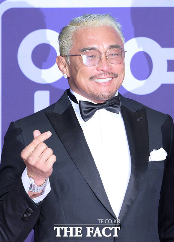 '한탕 프로젝트-마이턴' 탁재훈과 추성훈, 김원훈(왼쪽부터)이 30일 오후 서울 마포구 SBS 프리즘타워에서 열린 'SBS 연예대상 포토월에 참석해 포즈를 취하고 있다. /박헌우 기자