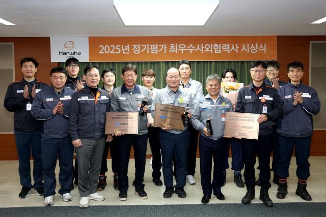 한화오션은 30일 최우수 사외협력사로 선정된 (주)퍼쉬 김봉교 대표(앞줄 왼쪽 세번째), (주)신한중공업 지영택 대표(앞줄 왼쪽 네번째), 기득산업(주) 공경열 대표(앞줄 왼쪽 다섯번째) 및 한화오션 제조총괄 김창용 부사장(앞줄 왼쪽 여섯번째) 등이 참석한 가운데 최우수 사외 협력사 시상식 행사를 가졌다. /한화오션