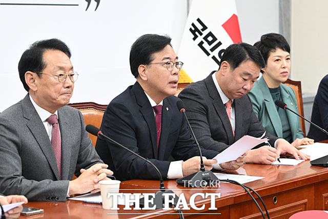 송언석 국민의힘 원내대표(왼쪽 두 번째)가 30일 오전 서울 여의도 국회에서 열린 원내대책회의에서 발언을 하고 있다. /국회=남용희 기자