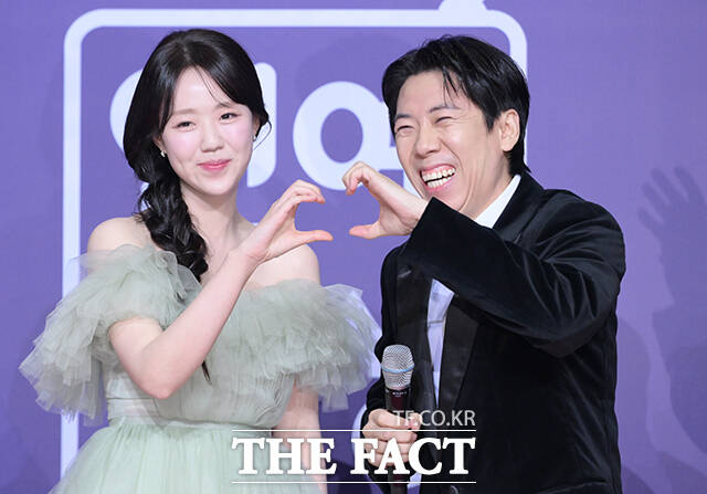 런닝맨 지예은(왼쪽)과 양세찬이 30일 오후 서울 마포구 SBS 프리즘타워에서 열린 'SBS 연예대상 포토월에 참석해 포즈를 취하고 있다. /박헌우 기자