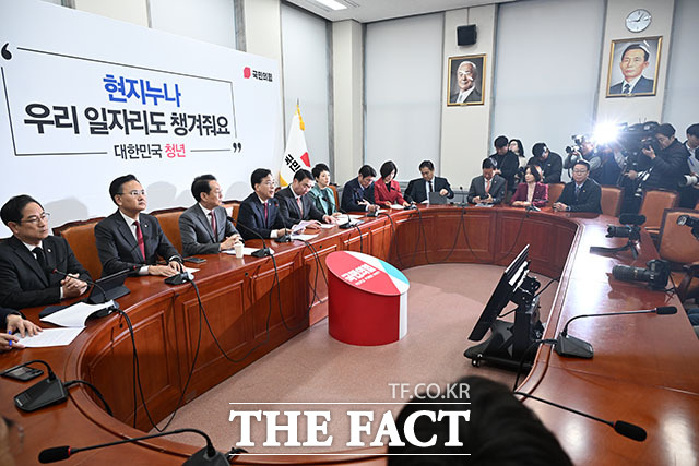 원내대책회의에서 발언 하는 송 원내대표.