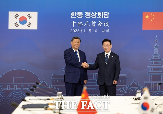 이재명 대통령이 내달 4일부터 7일까지 3박4일 간 중국을 국빈 방문한다. 지난 2017년 문재인 전 대통령 이후 약 9년만이다. 이재명 대통령이 1일 경북 국립경주박물관에서 시진핑 중국 국가주석과 정상회담을 갖고 기념촬영을 하고 있다. /대통령실