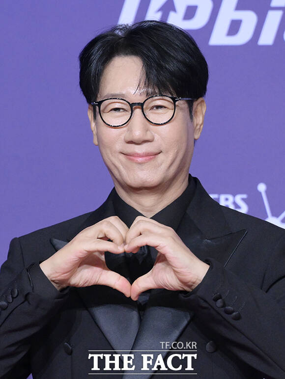 런닝맨 유재석과 지석진, 송지효, 지예은, 하하, 양세찬, 김종국(왼쪽부터)이 30일 오후 서울 마포구 SBS 프리즘타워에서 열린 'SBS 연예대상 포토월에 참석해 포즈를 취하고 있다. /박헌우 기자
