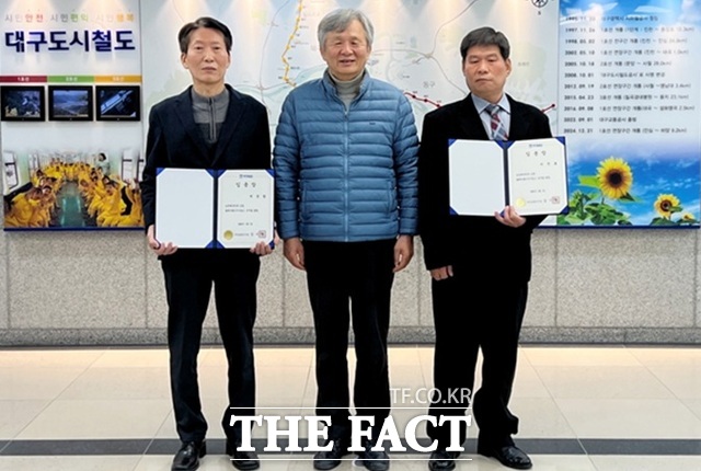 김기혁 대구교통공사 사장(사진 가운데)이 정년 퇴직 후 재고용된 다자녀 직원들에게 임용장을 수여하고 기념 촬영을 했다. /대구교통공사