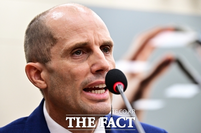 해롤드 로저스 쿠팡 대표이사가 30일 오전 서울 여의도 국회에서 열린 ‘쿠팡 침해사고 및 개인정보 유출, 불공정 거래, 노동환경 실태 파악과 재발방지 대책 마련을 위한 청문회’에 증인으로 출석해 질의에 답변을 하고 있다. /국회=배정한 기자