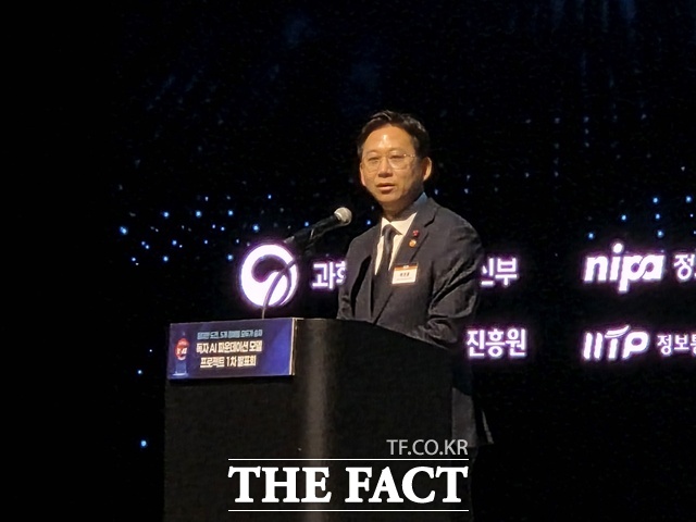 30일 서울 삼성동 코엑스에서 열린 '독자 AI 파운데이션 모델 프로젝트 1차 발표회'에서 배경훈 부총리 겸 과학기술정보통신부 장관이 개회사를 하고 있다. /삼성동=우지수 기자