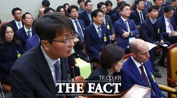 박대준 전 쿠팡 대표이사가 30일 오전 서울 여의도 국회에서 열린 쿠팡 연석 청문회에서 의원 질의에 답변하고 있다. 오른쪽 아래는 해롤드 로저스 쿠팡 대표. 사진 맨뒤 마지막줄에 고 오승용 씨의 가족 오혜리 씨와 고 장덕준 씨의 가족 박미숙 씨가 앉아 있다. /뉴시스