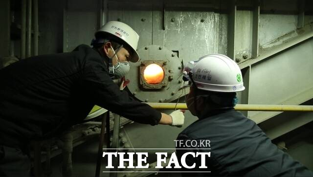 인천환경공단 직원들이 소각로를 점검하고 있다. /인천환경공단