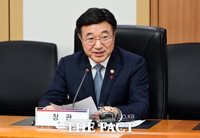 윤호중 행정안전부 장관이 지난달 26일 오전 서울 종로구 정부서울청사에서 열린 국가재난관리 물류기업 지정 현판 수여식에 참석해 인사말을 하고 있다. /임영무 기자