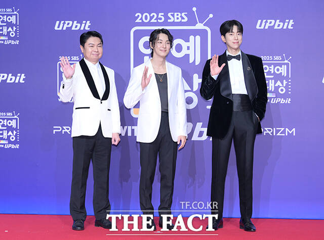 '미운 우리 새끼X신발 벗고 돌싱포맨' 임원희와 윤시윤, 윤현민(왼쪽부터)이 30일 오후 서울 마포구 SBS 프리즘타워에서 열린 'SBS 연예대상 포토월에 참석해 포즈를 취하고 있다. /박헌우 기자