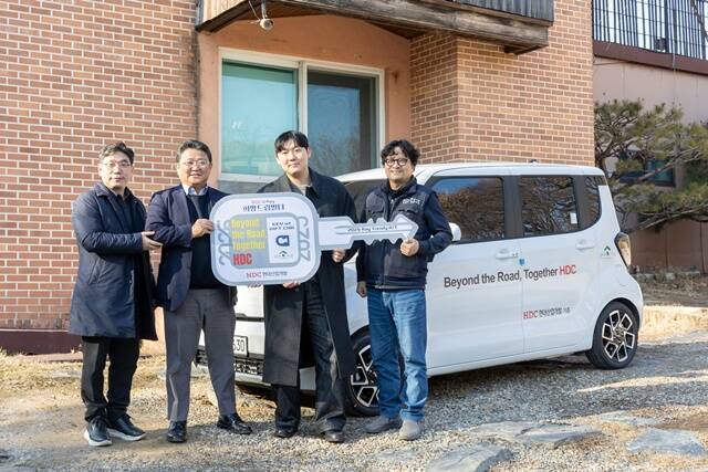 HDC현대산업개발은 HDC 심포니 희망드림빌더 3기 최우수 수료생에 대한 창업 지원 차량을 수여했다. 사진은 30일 경기도 성남시 수정구 한국주택환경연구원에서 진행한 수료식 현장이다. /HDC현대산업개발