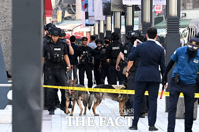 31일 경찰청에 따르면 지난 3월 공중협박죄 시행 이후 지난 20일까지 185건의 사건이 발생했고 133건이 검거됐다. 피의자 125명 중에서 송치된 인원은 96명으로 11명은 구속 상태로 검찰에 넘겨졌다. 사진은 지난 8월 서울 중구 명동 신세계백화점 본점에 폭발물을 설치했단 글이 올라와 특공대 등이 폭발물 수색을 하는 모습. /서예원 기자
