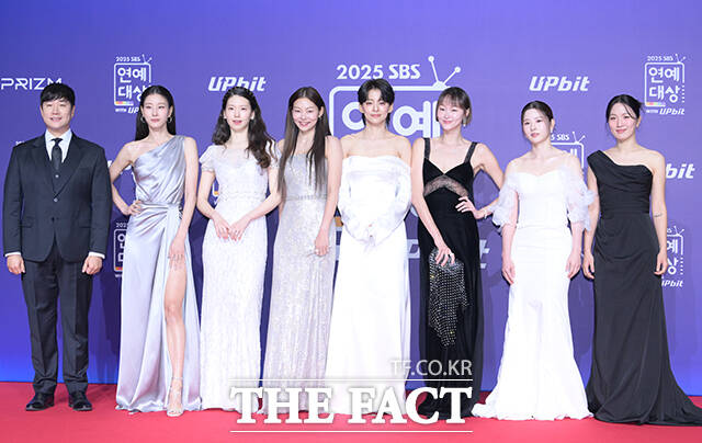 골 때리는 그녀들 배성재와 이현이, 김진경, 송해나, 정혜인, 이혜정, 박하얀, 박승희(왼쪽부터)가 30일 오후 서울 마포구 SBS 프리즘타워에서 열린 'SBS 연예대상 포토월에 참석해 포즈를 취하고 있다. /박헌우 기자