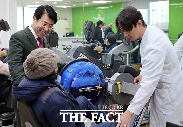 서강석 송파구청장(왼쪽)이 30일 오후 서울 송파구 보건지소 재활치료실을 찾아 이용자들과 이야기를 나누고 있다. /송파구청