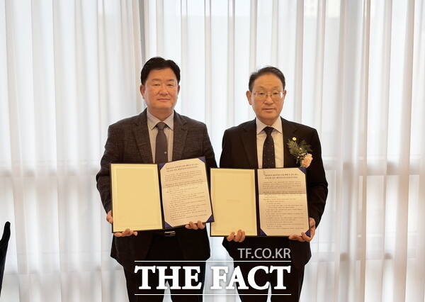 한국산림기술인회는 한국산림법인협회와 보유 증명서 신청·교부 업무를 업무 분회에 위탁하는 계약을 체결했다. 박주원 한국산림사업법인협회 협회장(왼쪽)과 진영문 한국산림기술인회 회장이 기념사진을 찍고 있다. /한국산림기술인회