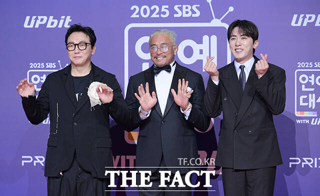 '한탕 프로젝트-마이턴' 탁재훈과 추성훈, 김원훈(왼쪽부터)이 30일 오후 서울 마포구 SBS 프리즘타워에서 열린 'SBS 연예대상 포토월에 참석해 포즈를 취하고 있다. /박헌우 기자