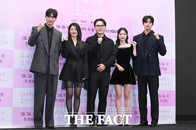 배우 홍민기와 남지현, 한소은, 문상민(왼쪽부터)이 30일 오후 서울 마포구 상암 스탠포드 호텔에서 열린 KBS2 새 토일 미니시리즈 ‘은애하는 도적님아’ 제작발표회에 참석해 포즈를 취하고 있다. /서예원 기자