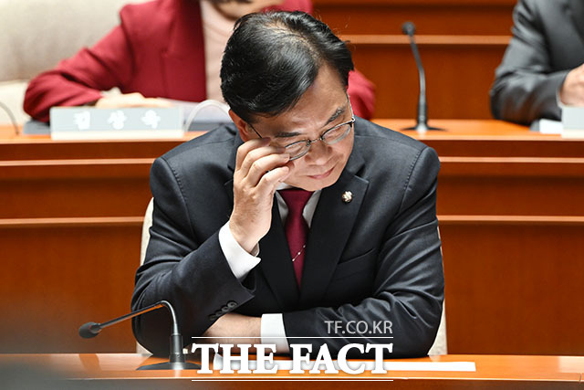 의원총회에서 발언하는 송 원내대표.