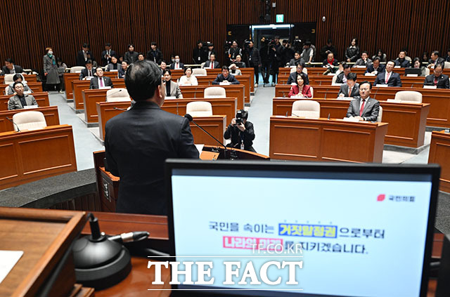 의원총회에서 발언하는 송 원내대표.