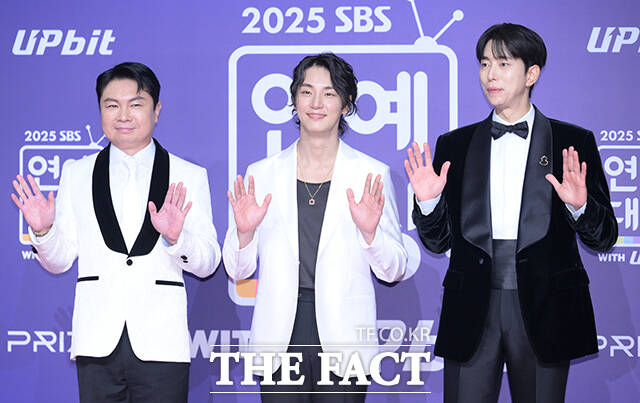 '미운 우리 새끼X신발 벗고 돌싱포맨' 임원희와 윤시윤, 윤현민(왼쪽부터)이 30일 오후 서울 마포구 SBS 프리즘타워에서 열린 'SBS 연예대상 포토월에 참석해 포즈를 취하고 있다. /박헌우 기자