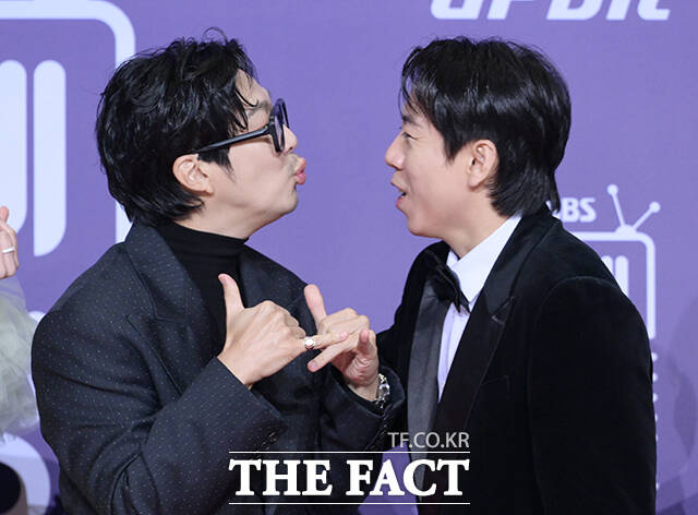 런닝맨 유재석과 지석진, 송지효, 지예은, 하하, 양세찬, 김종국(왼쪽부터)이 30일 오후 서울 마포구 SBS 프리즘타워에서 열린 'SBS 연예대상 포토월에 참석해 포즈를 취하고 있다. /박헌우 기자