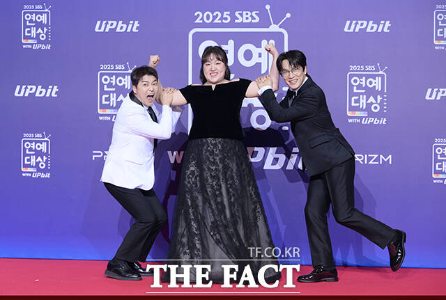SBS 연예대상 MC 전현무와 이수지, 차태현(왼쪽부터)이 30일 오후 서울 마포구 SBS 프리즘타워에서 열린 'SBS 연예대상 포토월에 참석해 포즈를 취하고 있다. /박헌우 기자