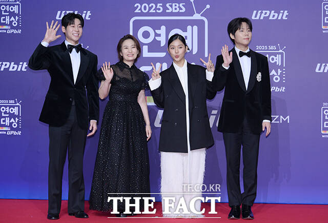 우리들의 발라드 MC 대니구와 박경림, 미미, 정승환(왼쪽부터)이 30일 오후 서울 마포구 SBS 프리즘타워에서 열린 'SBS 연예대상 포토월에 참석해 포즈를 취하고 있다. /박헌우 기자