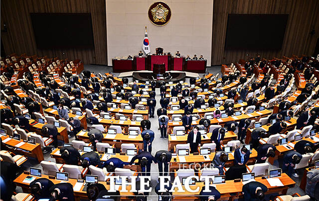 30일 오후 서울 여의도 국회에서 제430회 국회(임시회) 제3차 본회의가 열린 가운데 국회의원들이 2025년 마지막 본회의 산회에 앞서 국민들에게 새해 인사를 하고 있다. /국회=배정한 기자