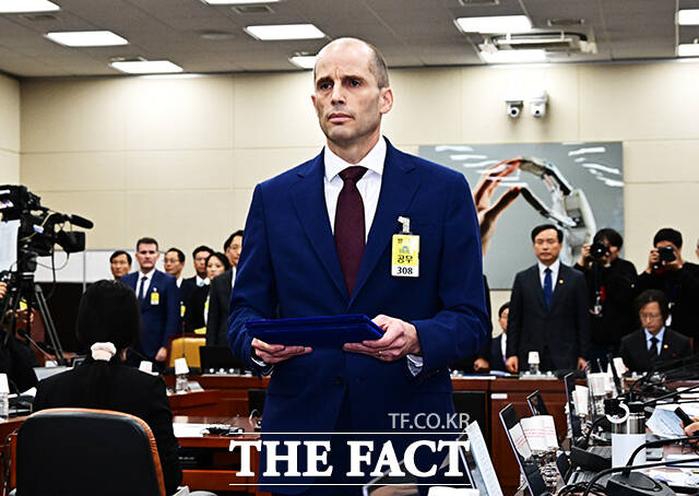 해롤드 로저스 쿠팡 대표이사가 30일 오전 서울 여의도 국회에서 열린 ‘쿠팡 침해사고 및 개인정보 유출, 불공정 거래, 노동환경 실태 파악과 재발방지 대책 마련을 위한 청문회’에 증인으로 출석해 선서를 마친 뒤 선서문를 제출하기 위해 이동하고 있다. /국회=배정한 기자