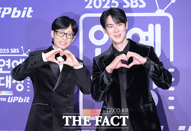 '틈만 나면,' 유재석(왼쪽)과 유연석이 30일 오후 서울 마포구 SBS 프리즘타워에서 열린 'SBS 연예대상 포토월에 참석해 포즈를 취하고 있다. /박헌우 기자