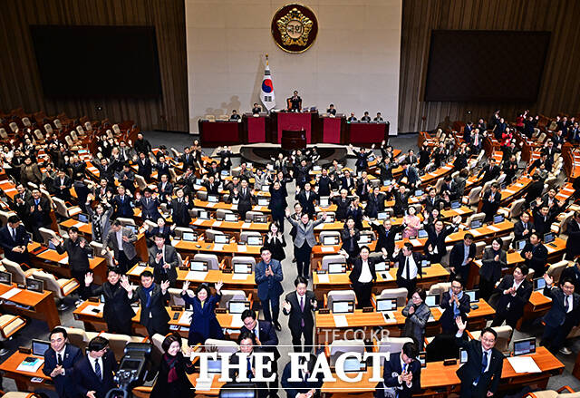 30일 오후 서울 여의도 국회에서 제430회 국회(임시회) 제3차 본회의가 열린 가운데 국회의원들이 2025년 마지막 본회의 산회에 앞서 국민들에게 새해 인사를 하고 있다. /국회=배정한 기자