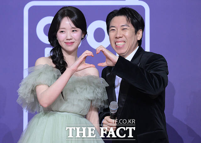 런닝맨 지예은(왼쪽)과 양세찬이 30일 오후 서울 마포구 SBS 프리즘타워에서 열린 'SBS 연예대상 포토월에 참석해 포즈를 취하고 있다. /박헌우 기자