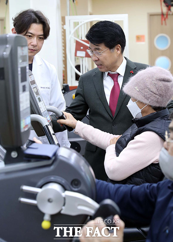 이용자와 이야기를 나누는 보건소 관계자.