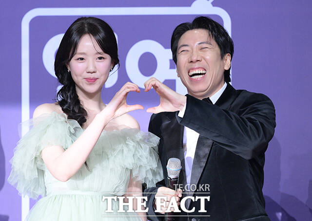 런닝맨 지예은(왼쪽)과 양세찬이 30일 오후 서울 마포구 SBS 프리즘타워에서 열린 'SBS 연예대상 포토월에 참석해 포즈를 취하고 있다. /박헌우 기자