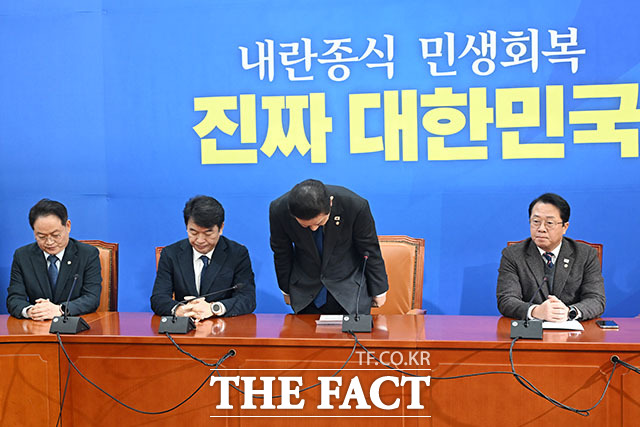 김병기 더불어민주당 원내대표(왼쪽 세 번째)가 30일 오전 서울 여의도 국회에서 열린 원내대책회의에서 고개를 숙여 인사를 하고 있다. /국회=남윤호 기자