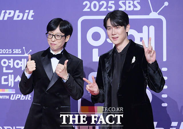 '틈만 나면,' 유재석(왼쪽)과 유연석이 30일 오후 서울 마포구 SBS 프리즘타워에서 열린 'SBS 연예대상 포토월에 참석해 포즈를 취하고 있다. /박헌우 기자