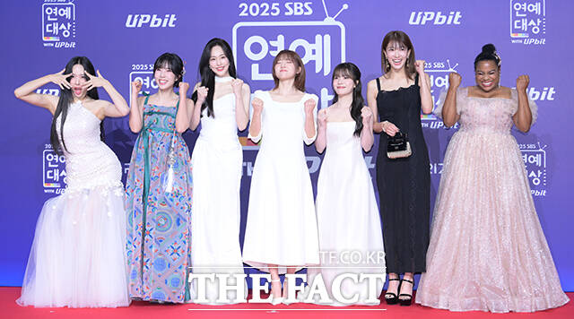 골 때리는 그녀들 한초임과 정예원, 소유미, 경서, 벤, 마시마 유, 엘로디(왼쪽부터)가 30일 오후 서울 마포구 SBS 프리즘타워에서 열린 'SBS 연예대상 포토월에 참석해 포즈를 취하고 있다. /박헌우 기자