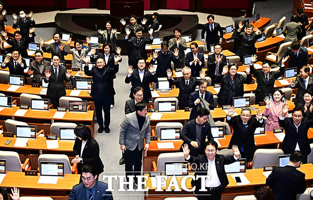 30일 오후 서울 여의도 국회에서 제430회 국회(임시회) 제3차 본회의가 열린 가운데 국회의원들이 2025년 마지막 본회의 산회에 앞서 국민들에게 새해 인사를 하고 있다. /국회=배정한 기자