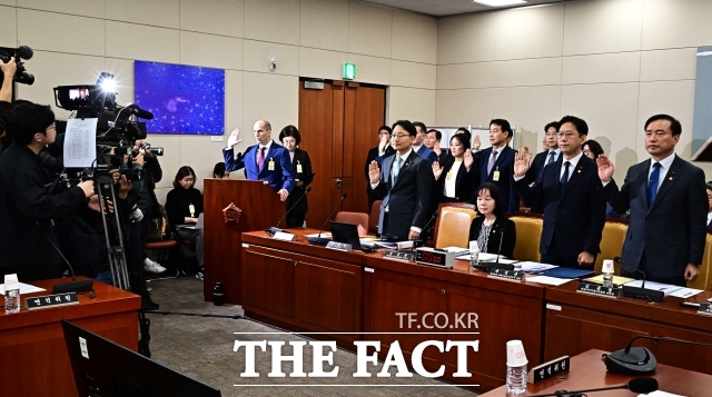 해롤드 로저스 쿠팡 대표이사가 30일 오전 서울 여의도 국회에서 열린 ‘쿠팡 침해사고 및 개인정보 유출, 불공정 거래, 노동환경 실태 파악과 재발방지 대책 마련을 위한 청문회’에 증인으로 출석해 선서를 하고 있다. /국회=배정한 기자