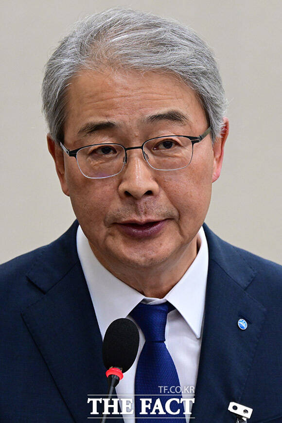 임종룡 우리금융그룹 회장이 연임에 성공하면서 종합금융 완성, 인공지능 대전환, 생산적 금융 전환을 적극 추진할 것이라는 전망이 나온다. /남윤호 기자