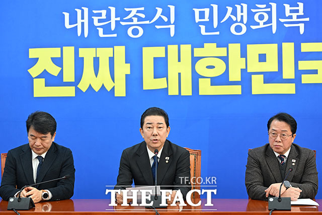 원내대표 사퇴의사 밝힌 뒤 고개숙인 김병기.