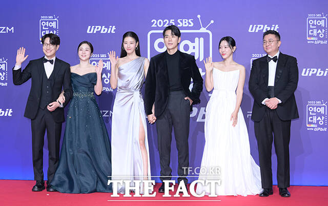 '동상이몽2-너는 내 운명' 조우종과 정다은, 이현이, 홍성기, 이지혜, 문재완(왼쪽부터)이 30일 오후 서울 마포구 SBS 프리즘타워에서 열린 'SBS 연예대상 포토월에 참석해 포즈를 취하고 있다. /박헌우 기자