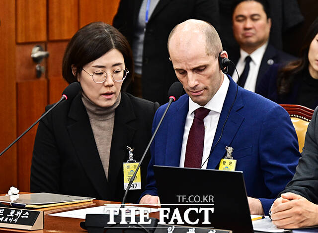 최민희 과방위원장의 강력한 경고 끝에 동시통역기 착용하는 해롤드 로저스 쿠팡 대표이사.