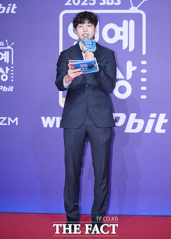 개그맨 유재필이 30일 오후 서울 마포구 SBS 프리즘타워에서 열린 'SBS 연예대상 포토월에 참석해 포즈를 취하고 있다. /박헌우 기자