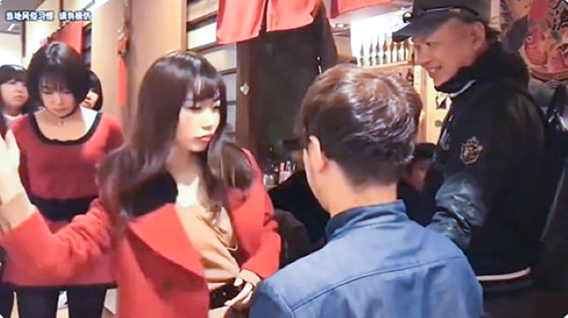 2023냔 일본 나고야의 '샤치호코야'라는 식당에서 점원이 돈을 받고 손님의 뺨을 때려주는 장면. 잠시 화제를 모았지만 이 서비스는 중단됐다고 한다. / 유튜브 영상 캡처