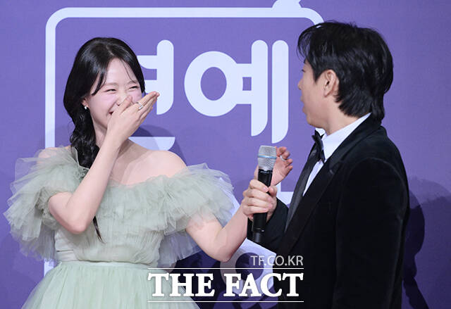 런닝맨 지예은(왼쪽)과 양세찬이 30일 오후 서울 마포구 SBS 프리즘타워에서 열린 'SBS 연예대상 포토월에 참석해 포즈를 취하고 있다. /박헌우 기자