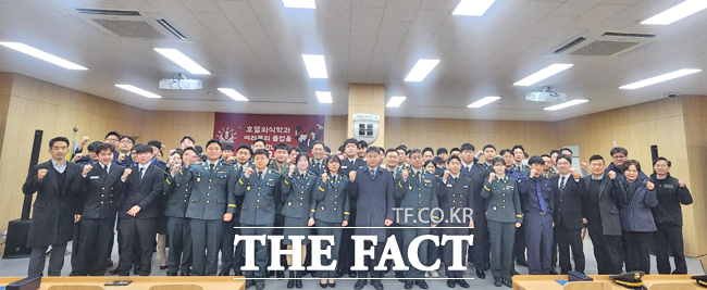 경북전문대 호텔외식과가 2학기 e-MU 전문학사 과정 오프라인 수업 퇴교식 후 단체 기념사진을 찍고 있다. /경북전문대